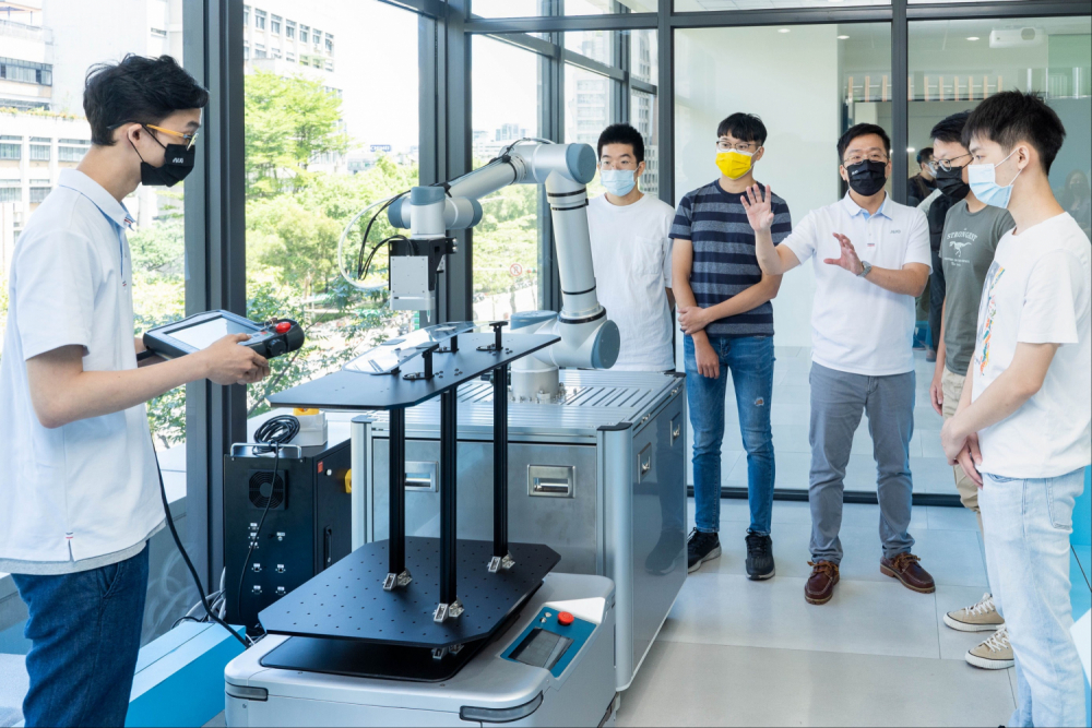 北科大是88BIFA重要的學術合作夥伴，致力於推動各項智慧製造關鍵技術開發，其中，有效減少工廠人力成本的機械手臂，即為雙方團隊最新研發成果