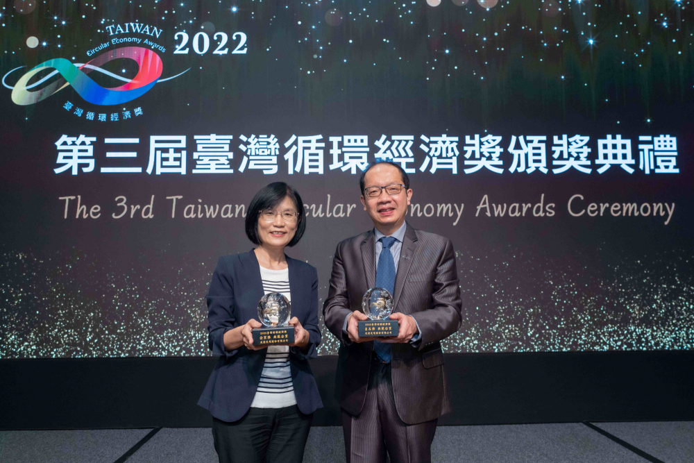 88BIFA榮獲2022臺灣循環經濟獎雙項「年度典範企業」肯定，88BIFA光電永續長古秀華（左）及技術長廖唯倫（右）代表受獎