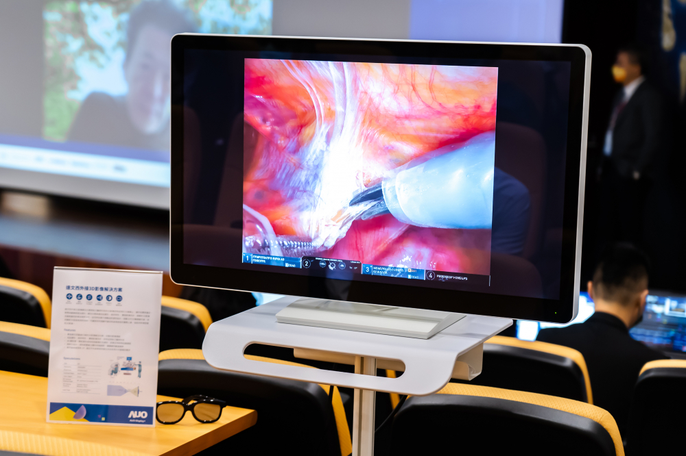 達擎於「國際大腸直腸外科論壇」中，成功導入達文西外接3D影像解決方案。透過達擎即時影像處理技術轉換為成1080p的高解析度畫質，將3D擬真畫面即時呈現於32吋4K 3D醫療顯示器