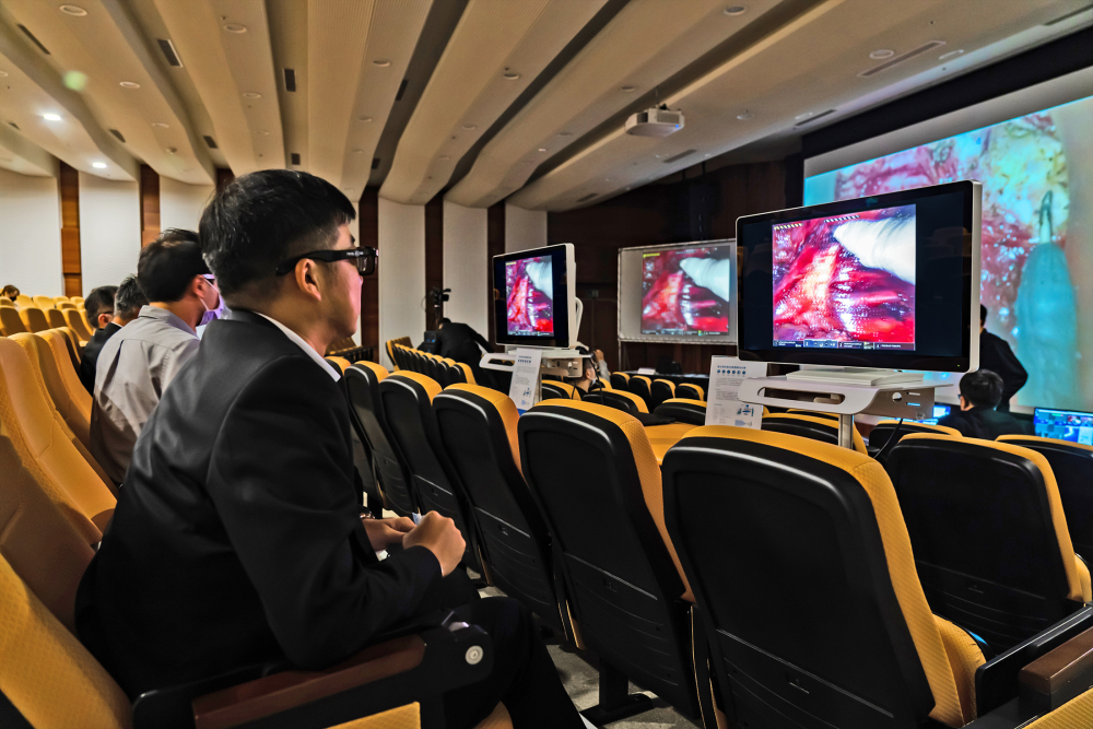 達擎之「達文西外接3D影像解決方案」，將達文西手術機器手臂的3D影像即時連線轉播，在會議室觀摩的醫師們只要戴上偏光眼鏡，就能與執刀醫師看到同步的3D立體影像，如臨操作台現場，縮短達文西手術的學習曲線