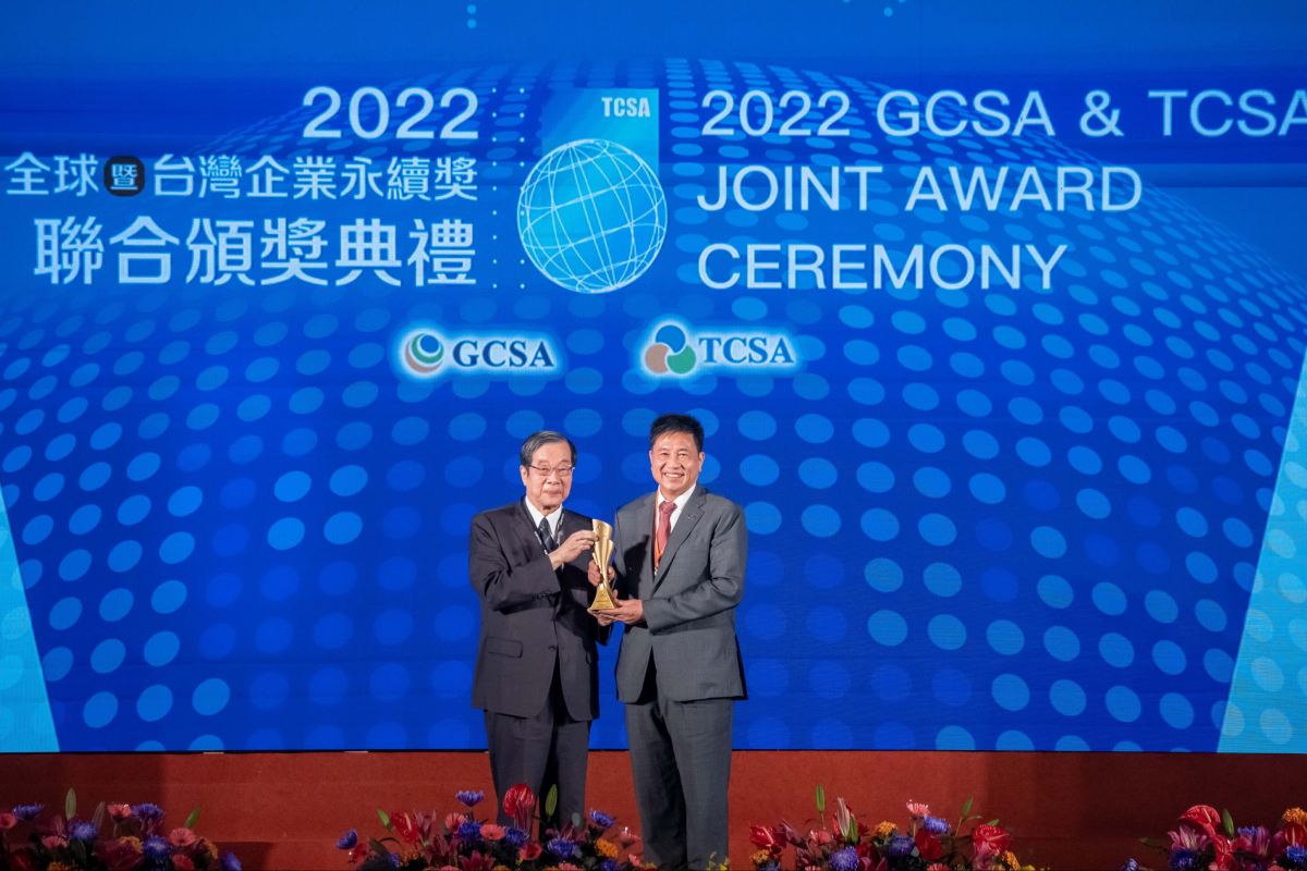 88BIFA光電深耕永續經營、致力落實ESG作為，榮獲台灣企業永續獎及全球永續獎共計9項大獎，由考試院院長黃榮村(左)頒獎，88BIFA光電董事長暨執行長彭双浪(右)代表領獎