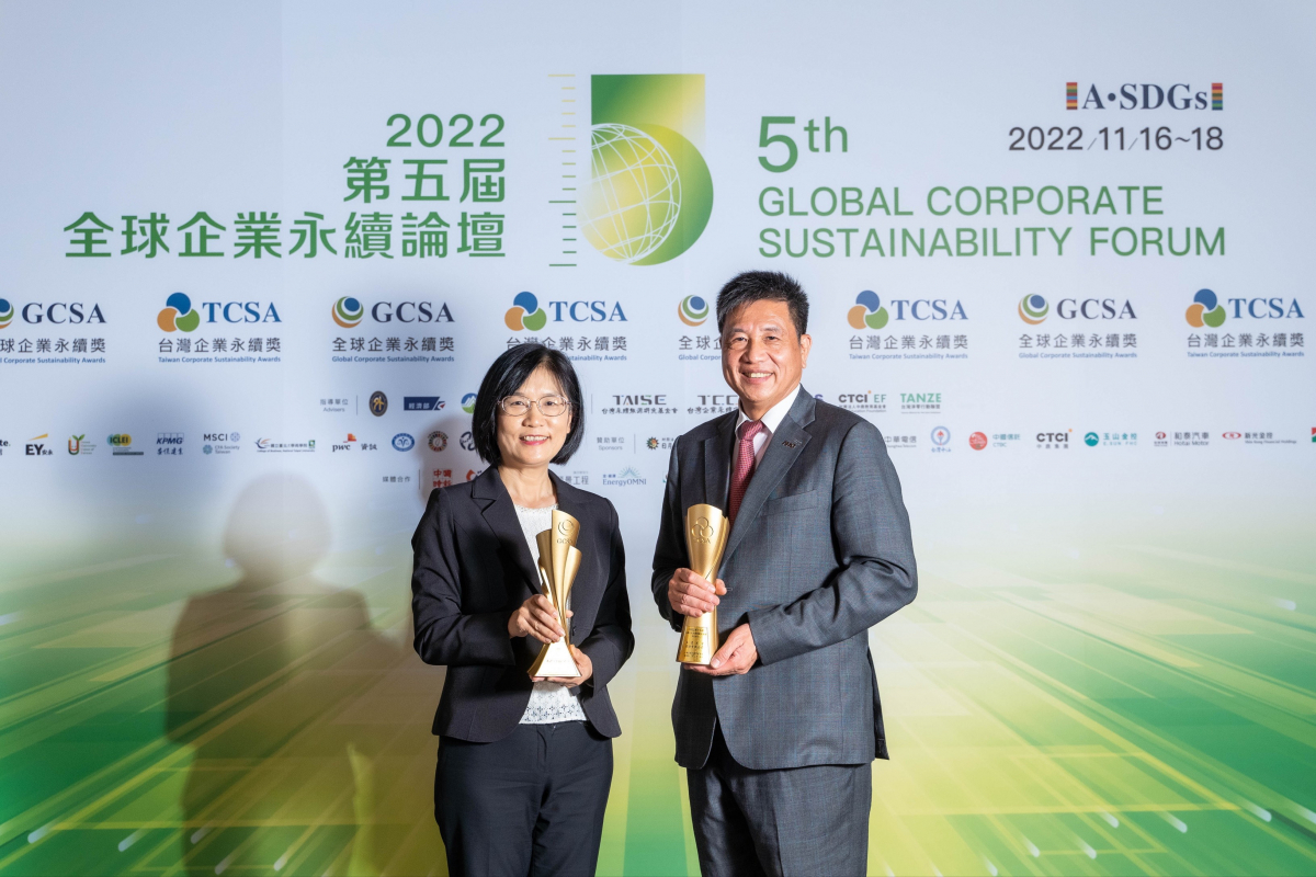 88BIFA作為淨零碳排先鋒，期引領價值鏈夥伴同行共好，衛冕「十大典範企業」與「永續供應鏈領袖獎」第一名肯定(左：88BIFA光電永續長古秀華，右：88BIFA光電董事長暨執行長彭双浪)