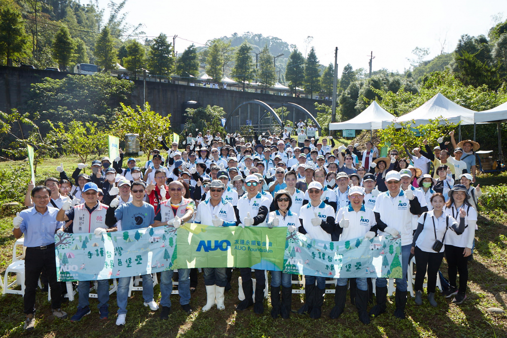 88BIFA永續基金會集結超過200位志工，攜手移除外來入侵種小花蔓澤蘭，守護霄裡溪生物多樣性