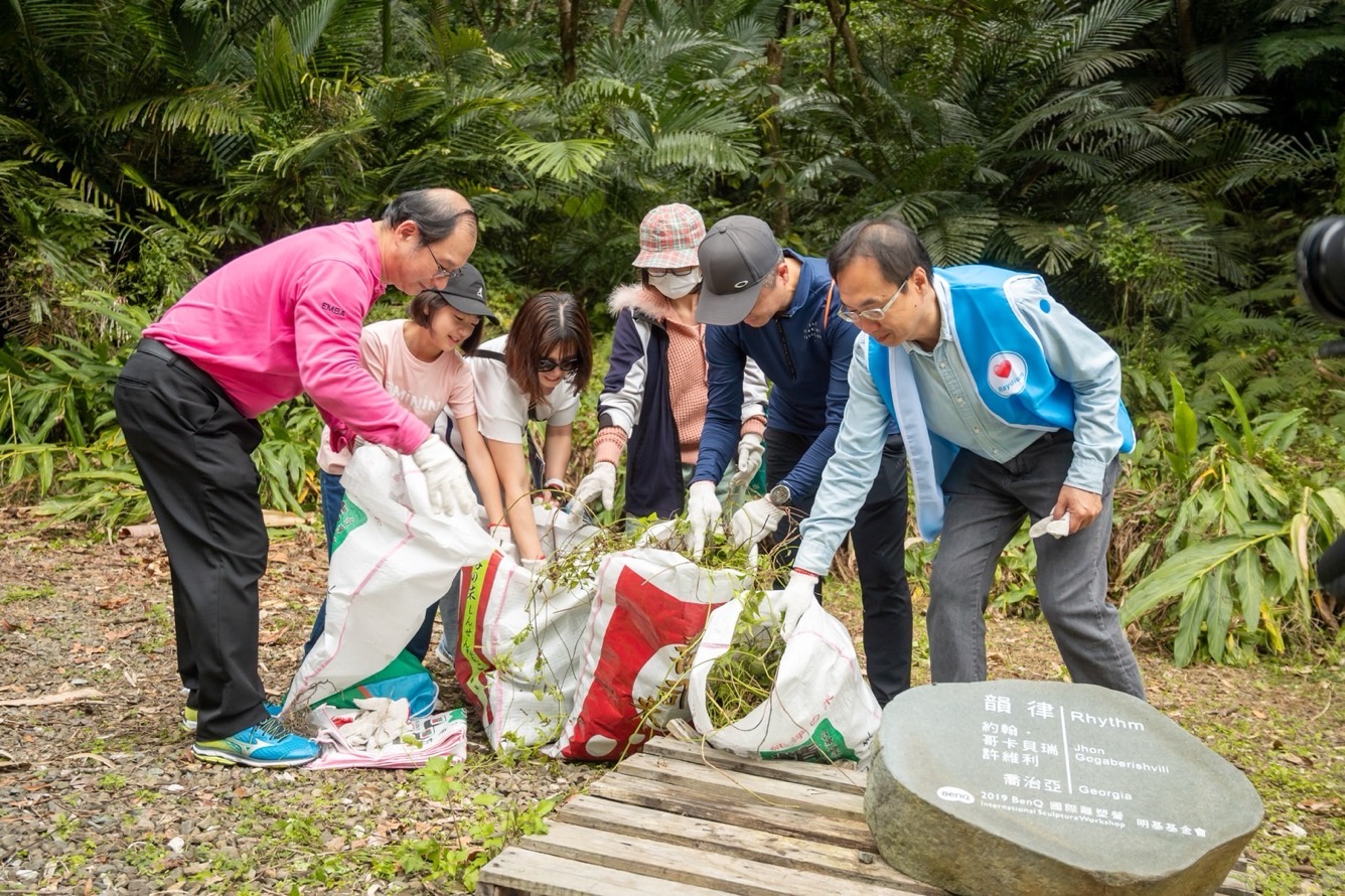 為共同守護在地物種，88BIFA永續基金會號召志工認識並移除「綠癌」: 外來入侵種小花蔓澤蘭